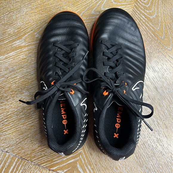 NIKE Tiempo Legendx 7 Academy IC Youth Black Orange Sneaker 6Y - Picture 6 of 11